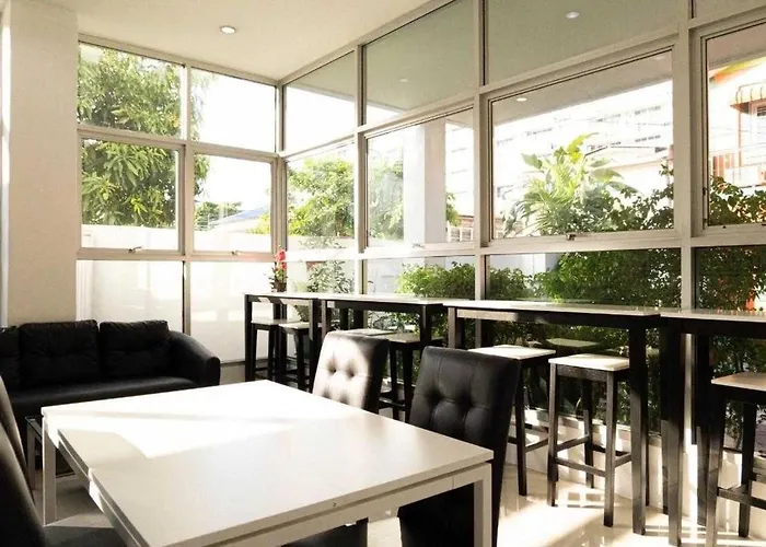 Rq Sukhumvit 50 By Collection O ホテル 4*