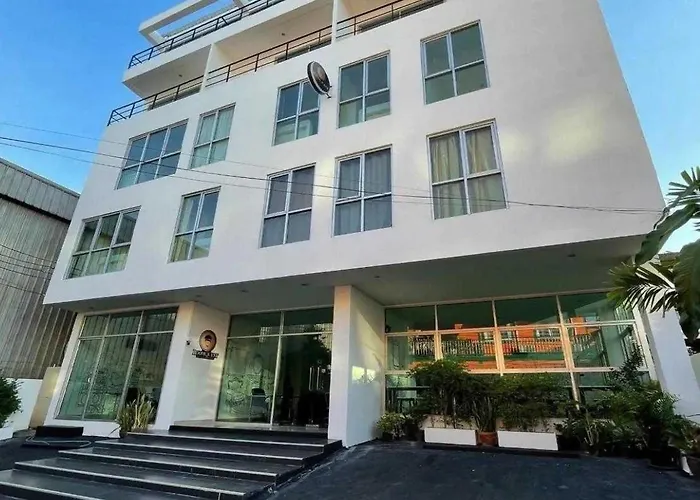 Rq Sukhumvit 50 By Collection O ホテル 4*