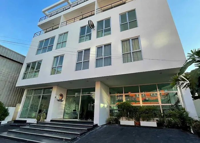 ホテル Rq Sukhumvit 50 By Collection O 4*
